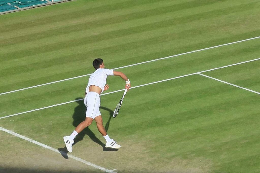 Joueur de tennis en action sur le gazon de Wimbledon