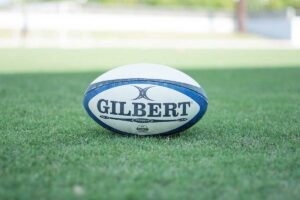 un ballon rugby de la marque Gilbert