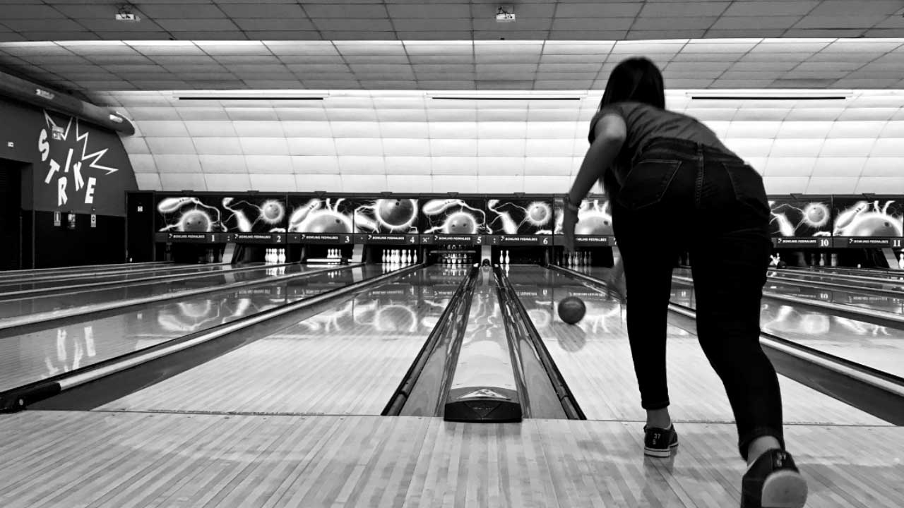 comment tenir boule de bowling