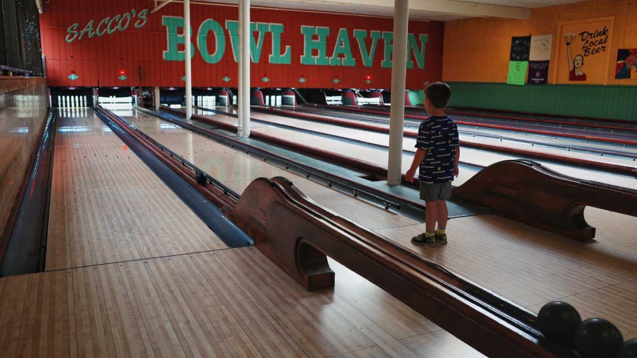 enfant jouant au bowling