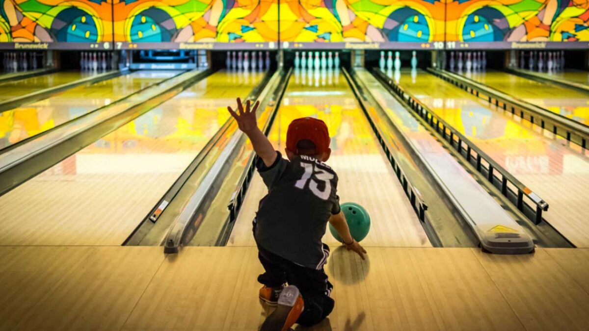 un enfant qui joue au bowling