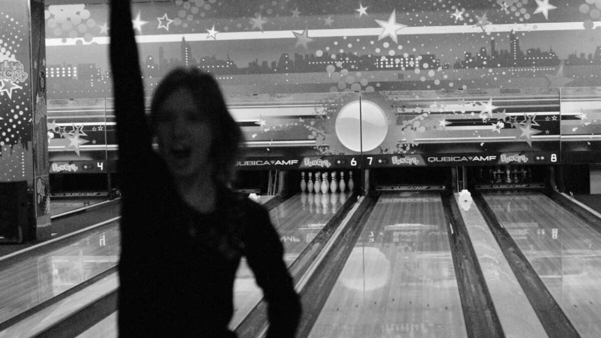 femme célébrant une strike au bowling