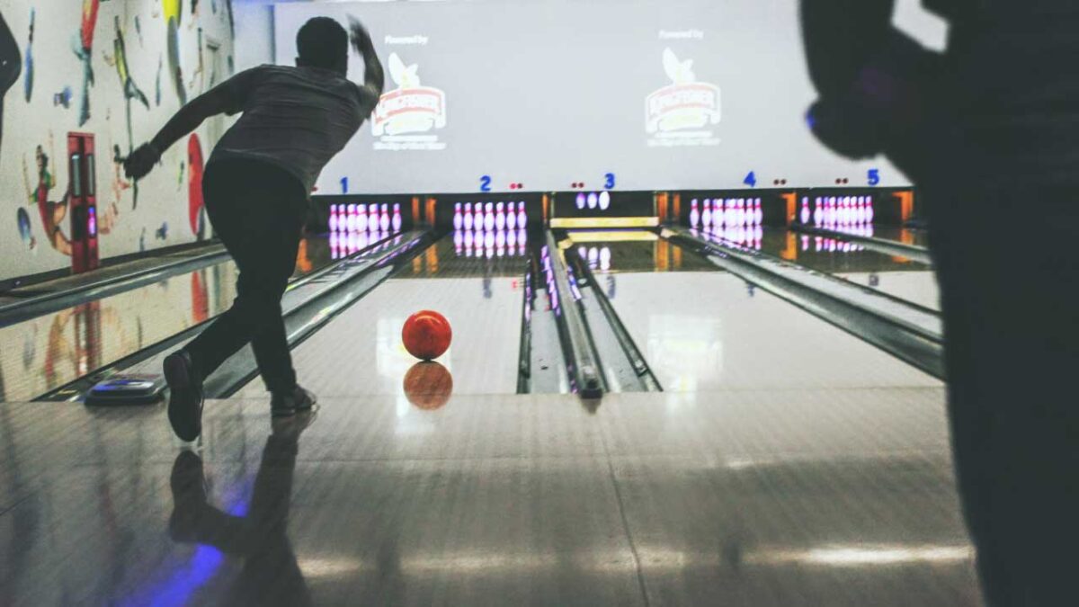 joueur qui lâche une boule de bowling