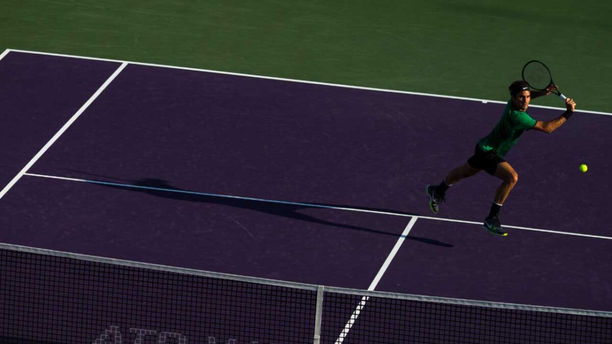 joueur sur un terrain de tennis