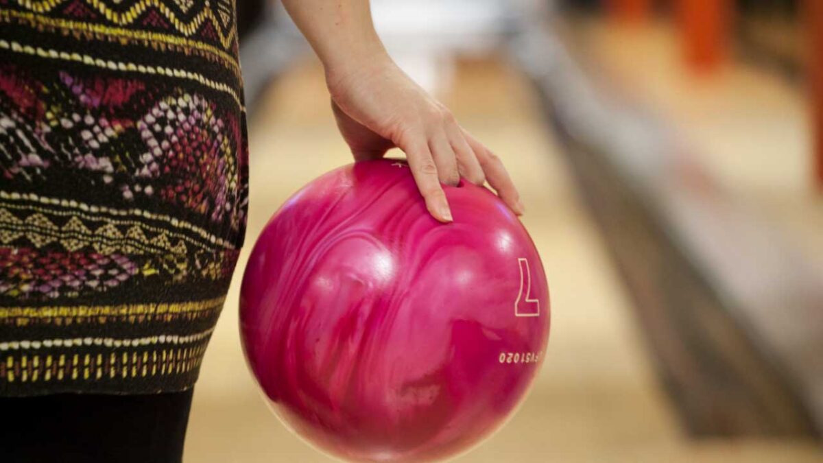 position des doigts sur une boule de bowling