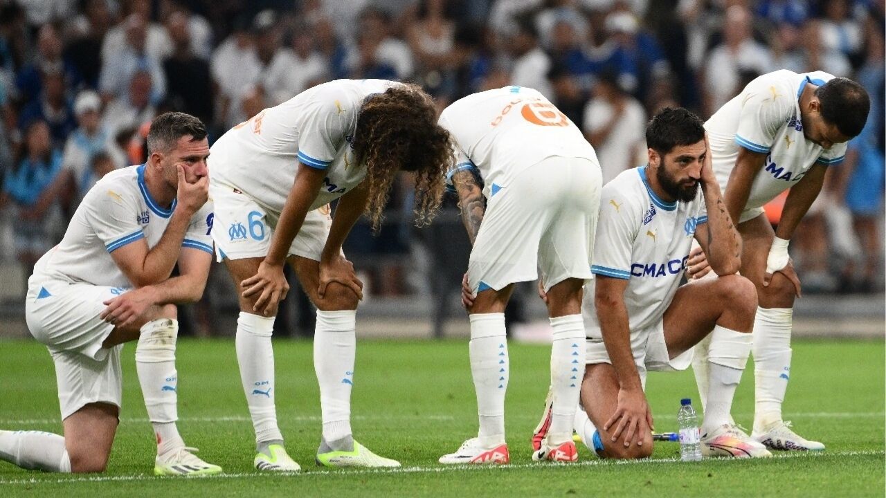 Réaction d’un favori surpris après un but encaissé pendant un match