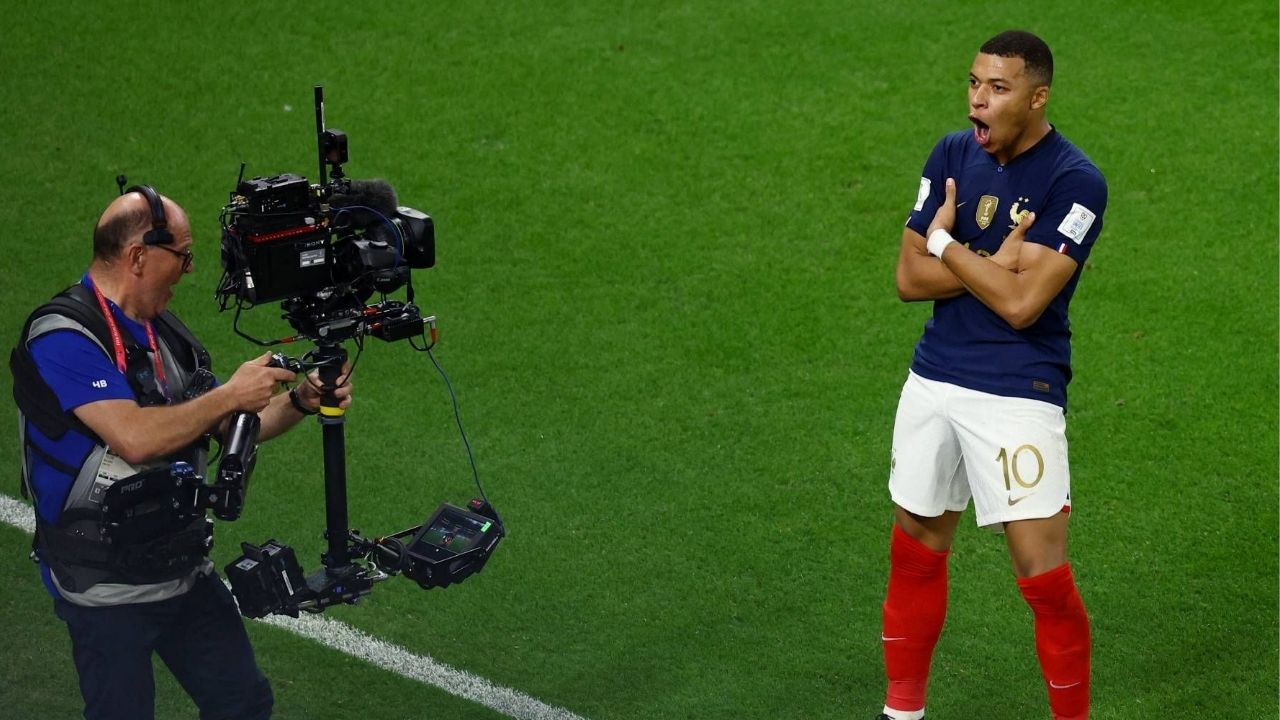 Affiche avant-match opposant un favori à un outsider dans un stade plein